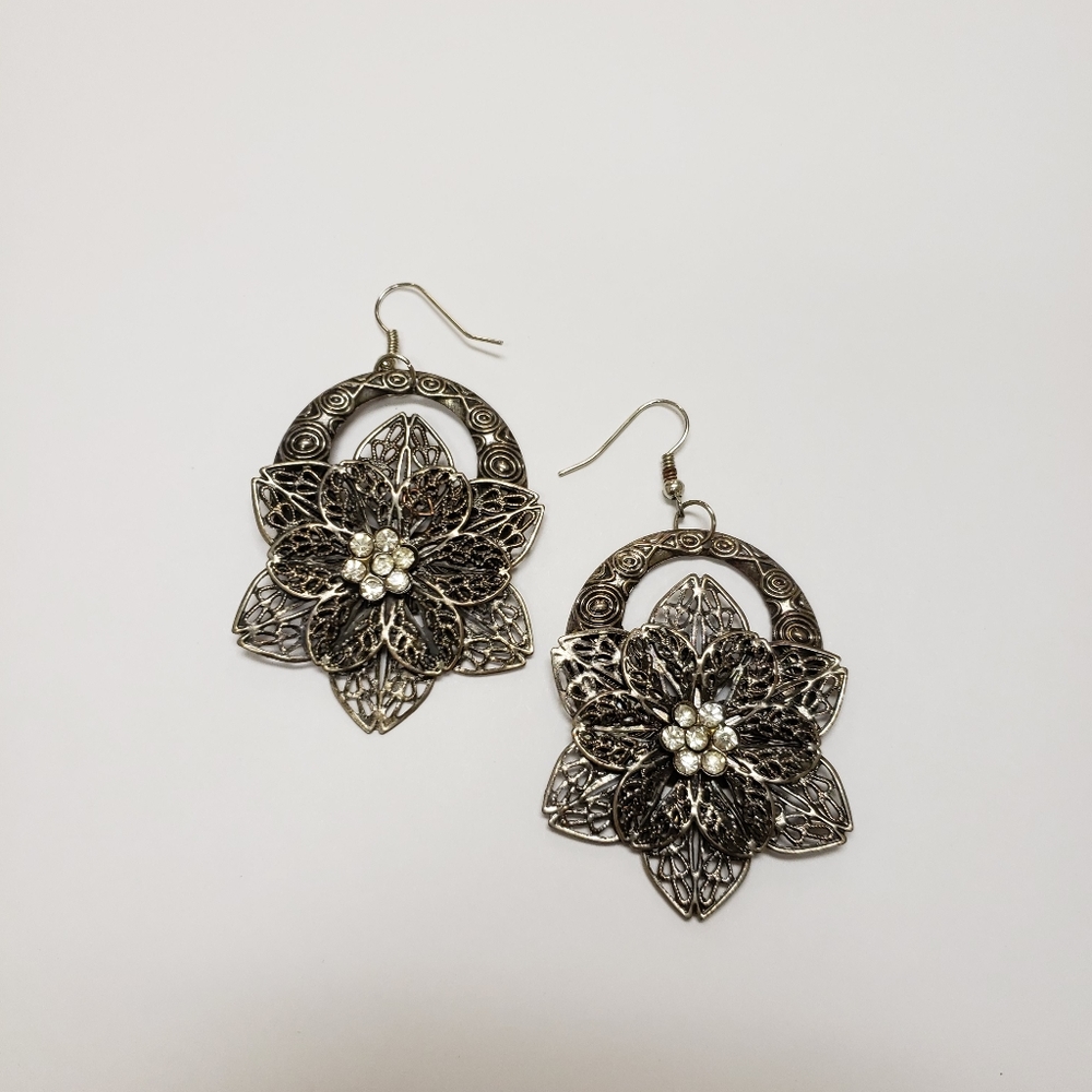 5 for $25! Beautiful Lightweight Flower Earrings